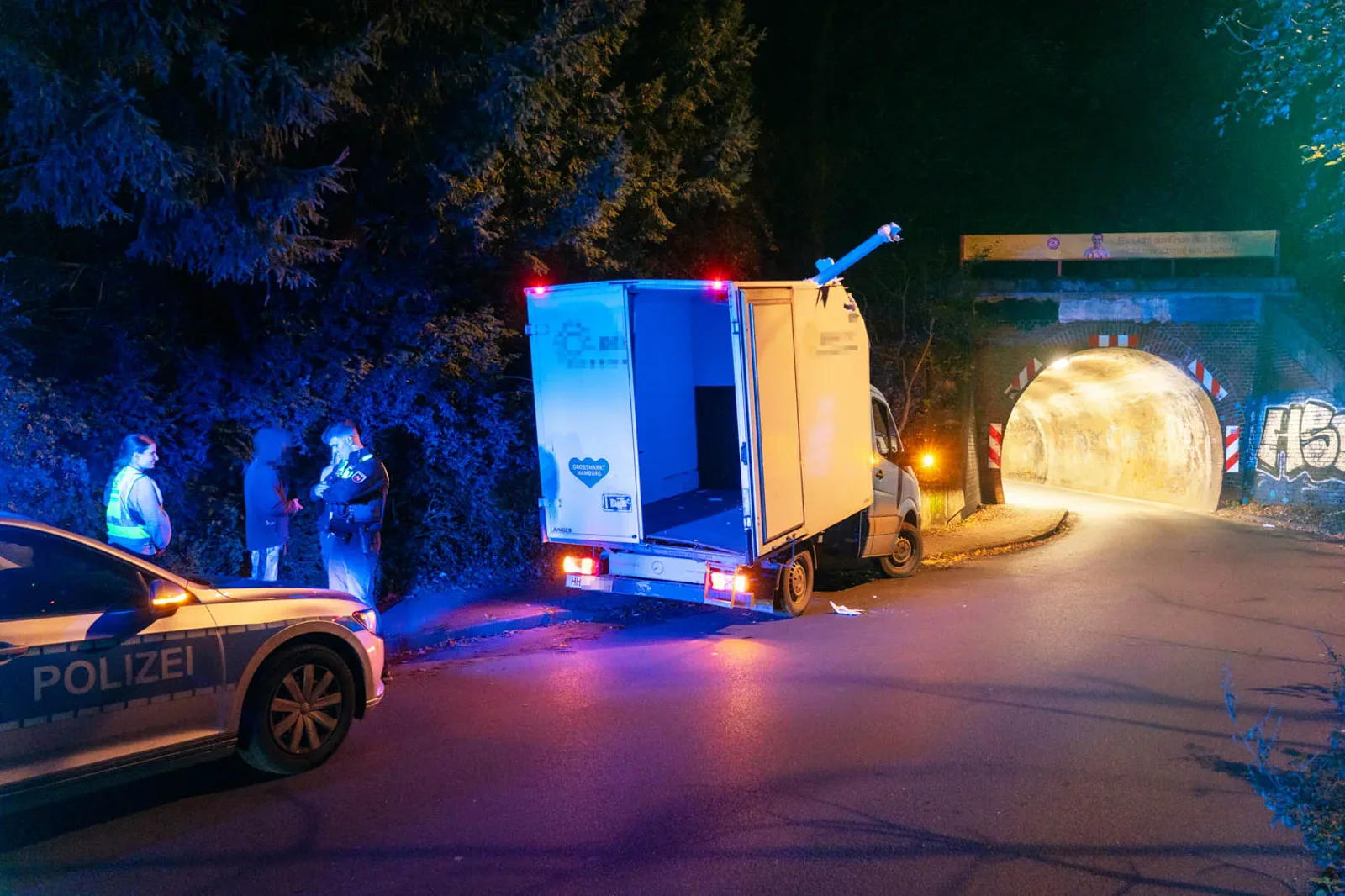 Polizei und Einsatzfahrzeug vor dem Mühlentunnel